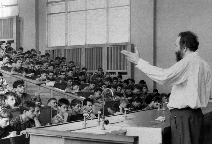 Назад в СССР: Система образования в СССР - как в Советском Союзе поступали в ВУЗы, чего боялись студенты? Нюансы советского высшего образования. Опрос