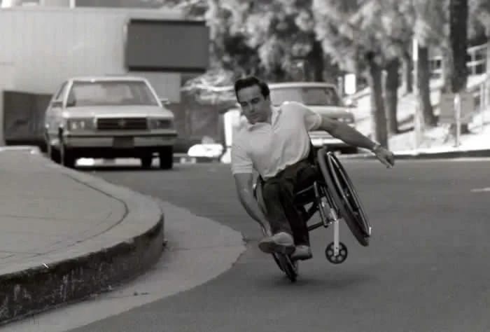 Люди с ограниченными возможностями. Дорога для инвалидов. Едет инвалиду. Инвалид гиф. Инвалидная коляска едет.