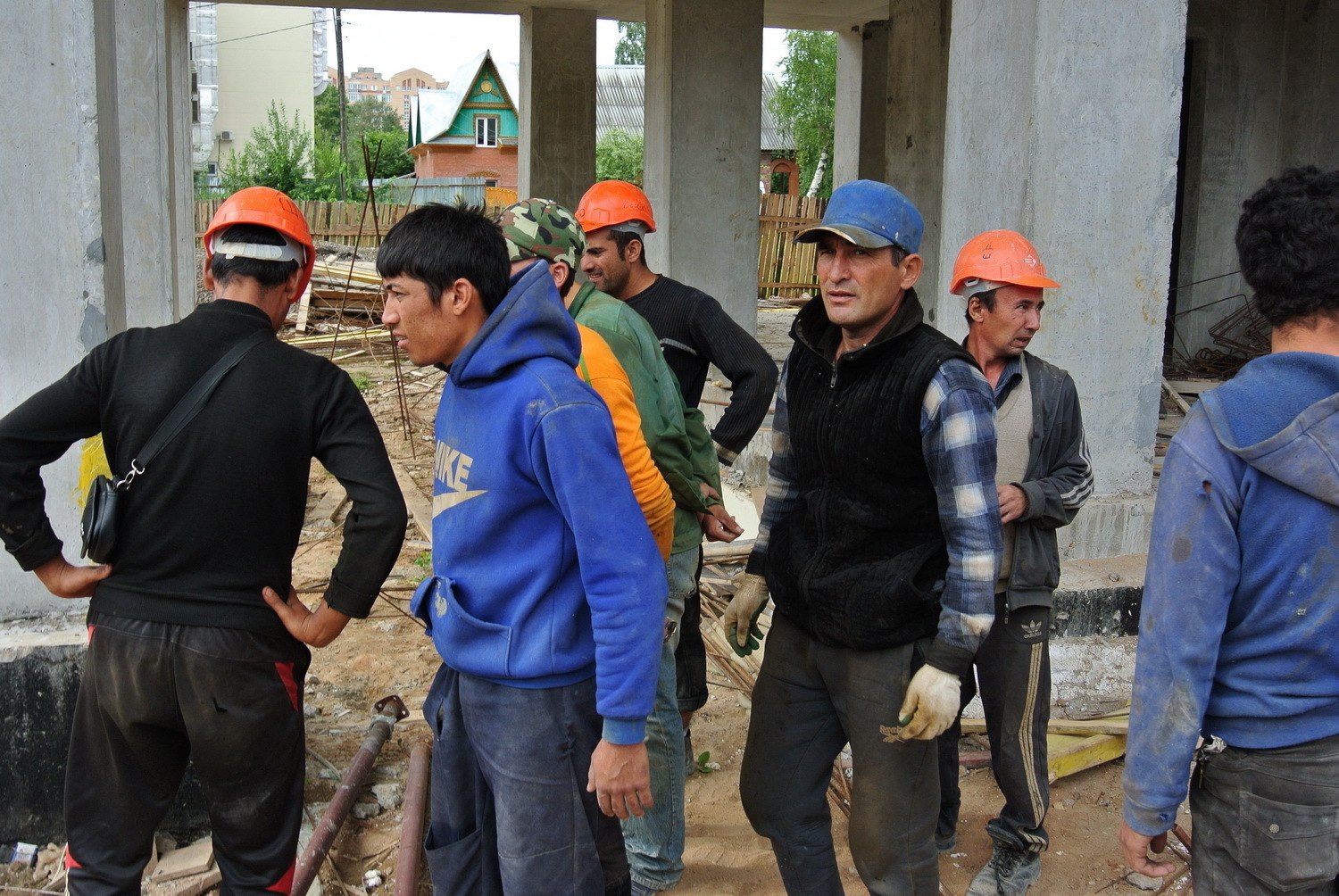 Россиянам надо сделать 4-дневную рабочую неделю, а мигрантов лишить выходных