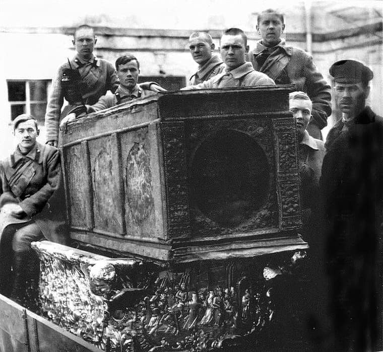 Усыпальница Александра Невского: почему петербургская реликвия уходит из Эрмитажа