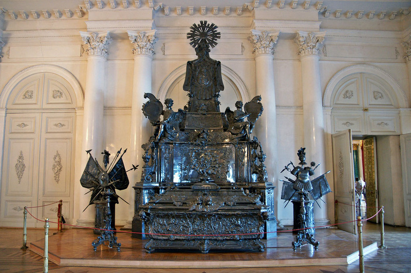 Усыпальница Александра Невского: почему петербургская реликвия уходит из Эрмитажа