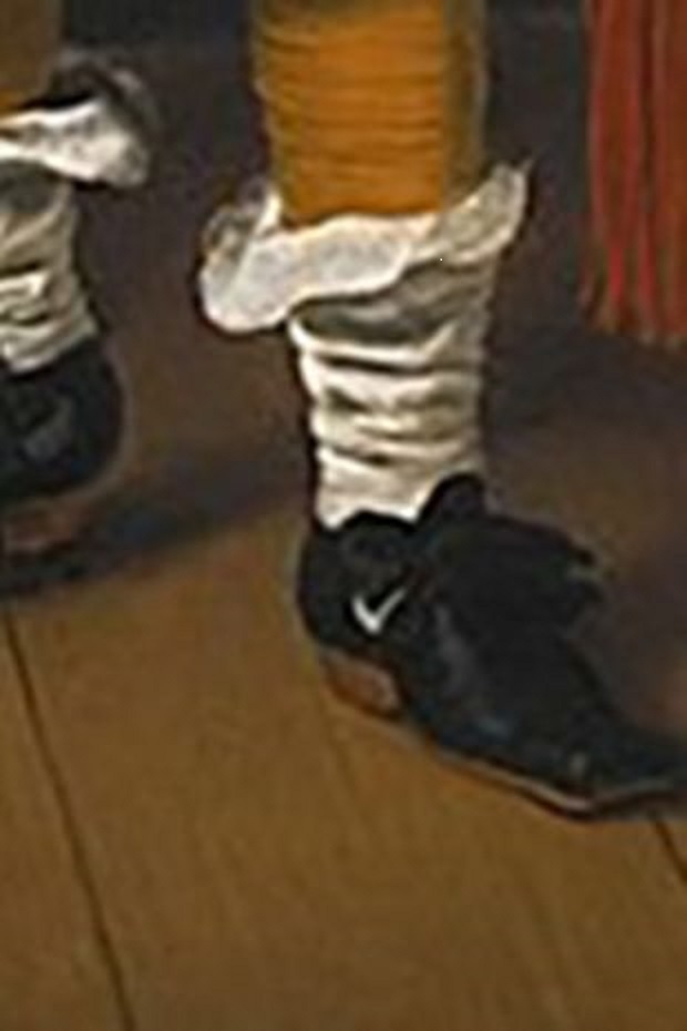 Картина 400-летней давности приводит в недоумение посетителей, утверждающих, что предмет моды доказывает возможность перемещения во времени