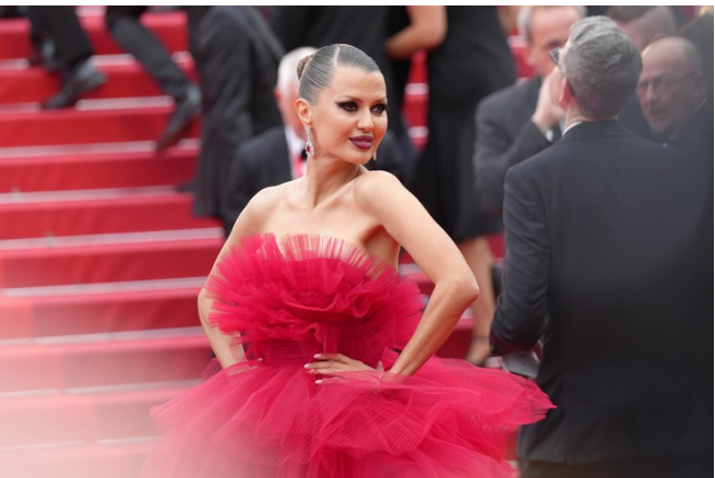 «Состарили на 20 лет»: подписчики не оценили «вампирский» макияж Виктории Бони в Каннах.