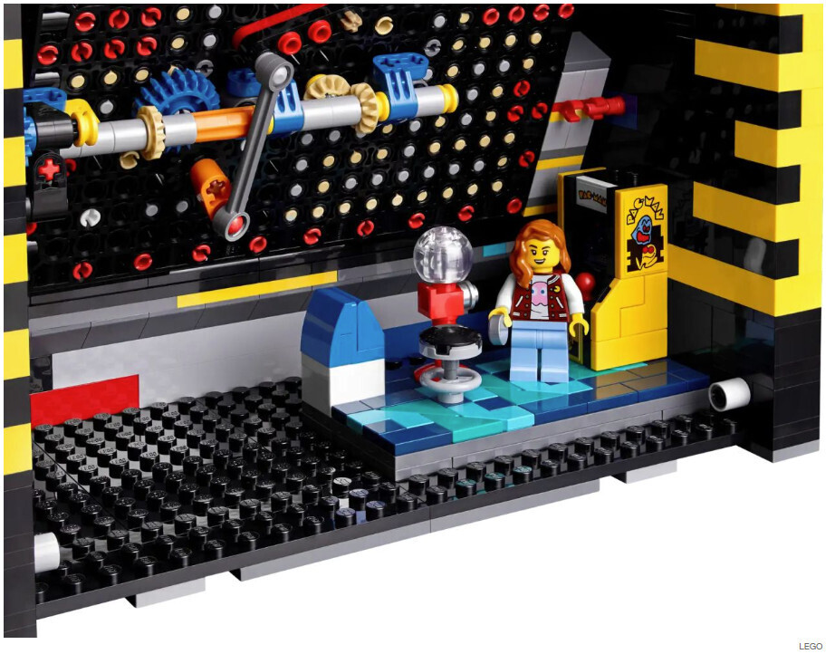 Lego возвращается в 80-е с аркадным шкафом модели Pac-Man, состоящим из 2651 элемента.