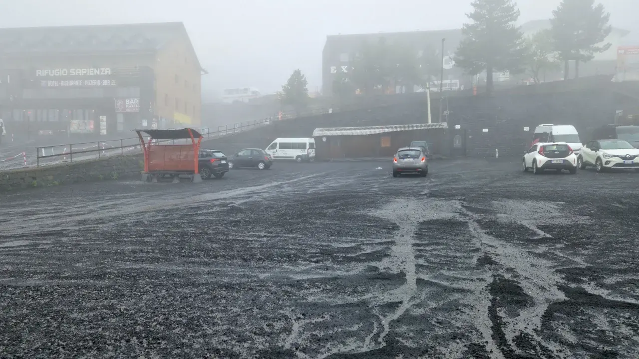 Извержение вулкана Этна стало причиной полетов на Сицилии с облаками пепла