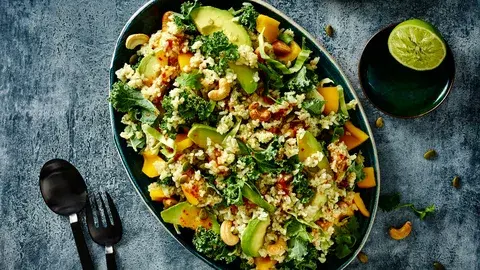 Вот рецепт вкусного диетического блюда: салат из авокадо и кинуа.