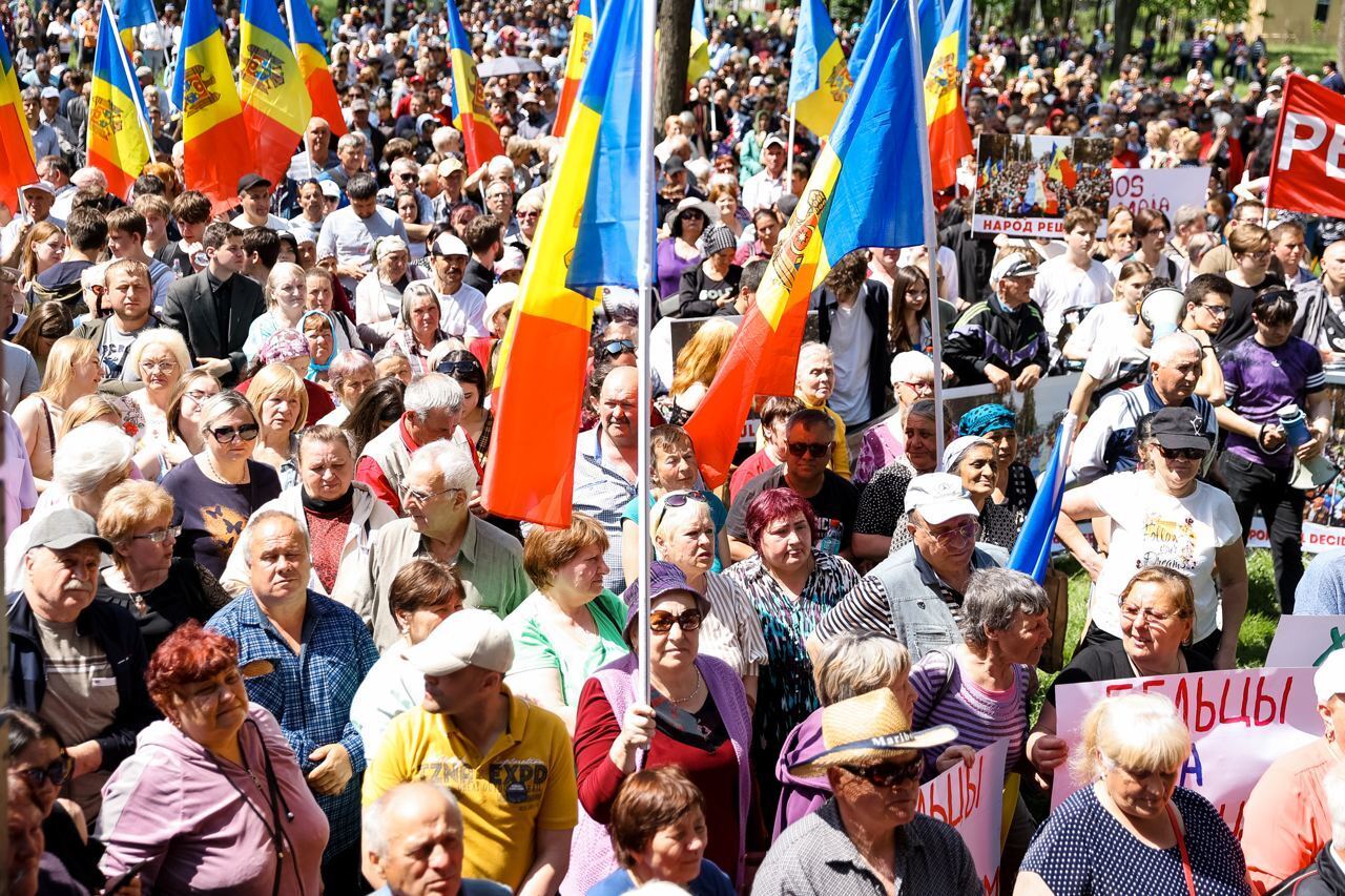 На въезде в Кишинев группа гражданских активистов собралась, чтобы провести акцию протеста
