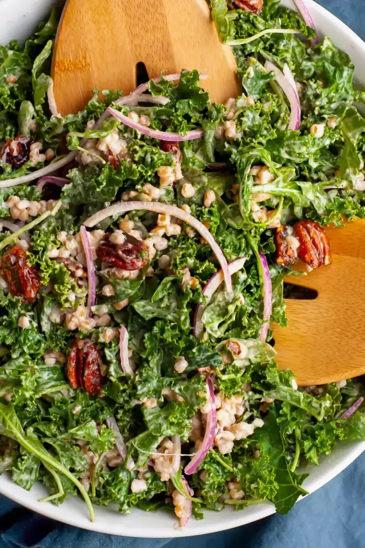 Салат из капусты и фарро с пряными засахаренными орехами пекан