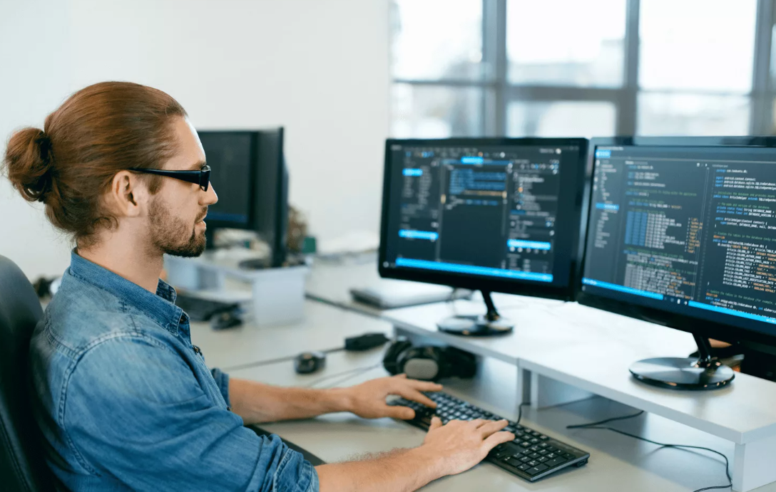 Огромный прогресс, большие угрозы: как искусственный интеллект влияет на будущее карьеры и профессионального роста?