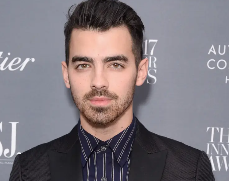 20 знаменитостей без своих фирменных причесок