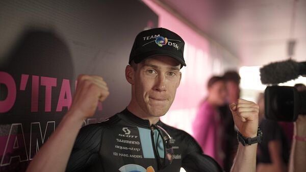 Альберто Дайнезе мчится к победе на этапе Джиро, а Герайнт Томас продолжает лидировать