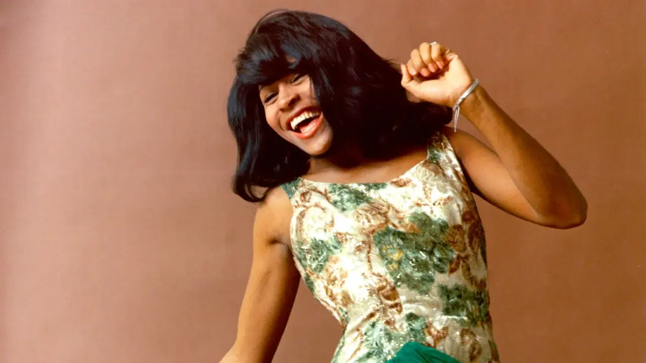 Тина Тернер, жизнерадостная певица, провозглашенная «королевой рок-н-ролла», скончалась в возрасте 83 лет