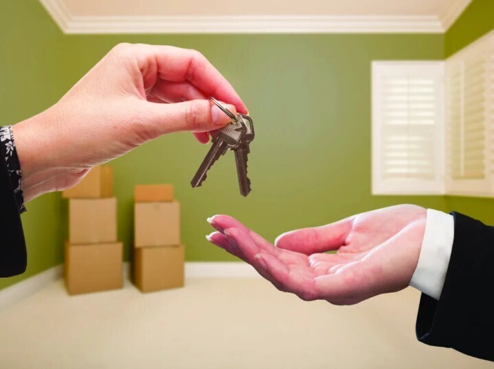 Ситуация: съем жилья, заключен договор с указанием сроков аренды. В данном случае может ли человек съехать ранее указанного срока.