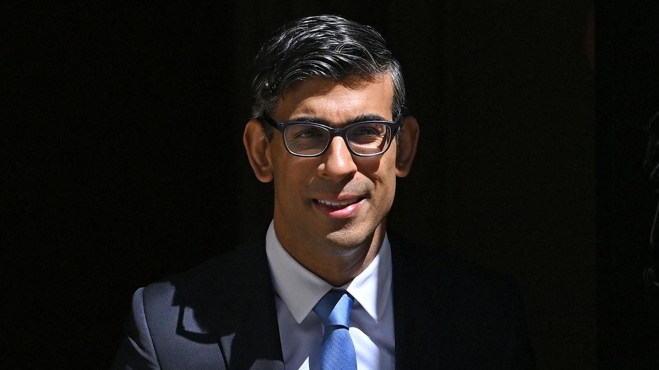 Мужчина арестован после того, как автомобиль врезался в ворота Даунинг-стрит.