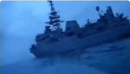 Украина опубликовала видео столкновения беспилотного катера с российским разведывательным кораблем