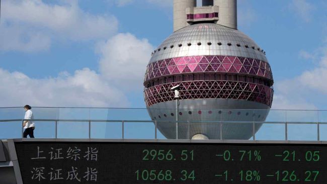 Тройной встречный ветер обрушился на китайские акции и юань