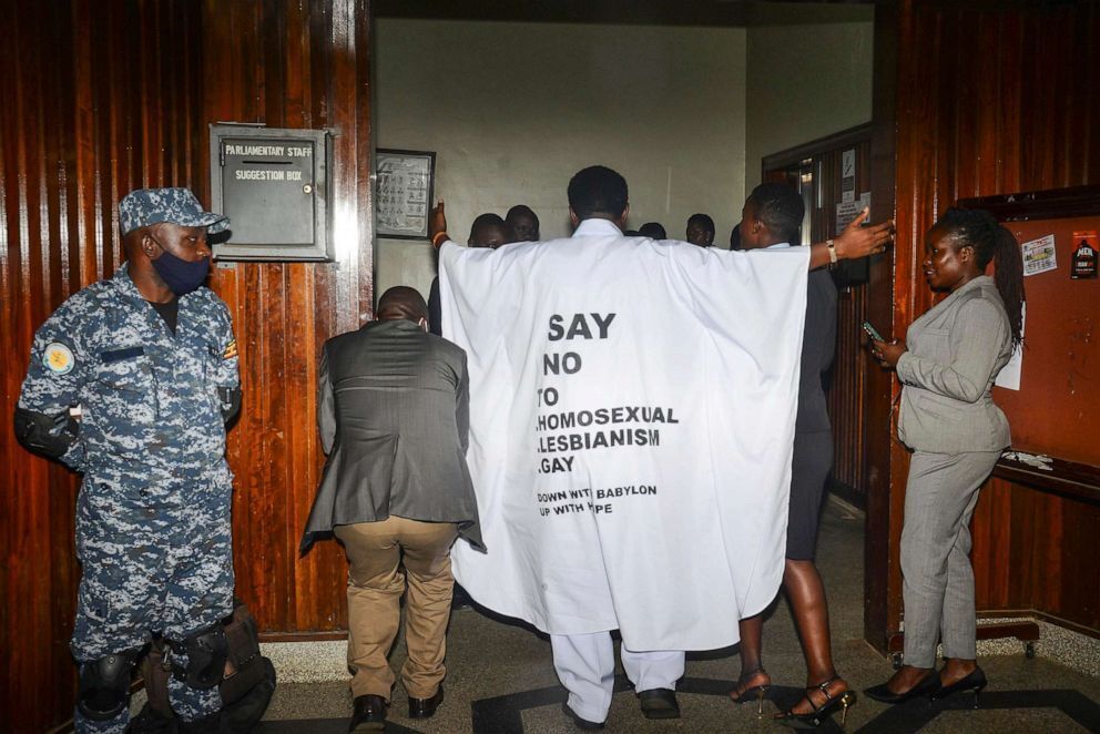 Президент Уганды подписал закон против геев, предусматривающий в некоторых случаях смертную казнь.