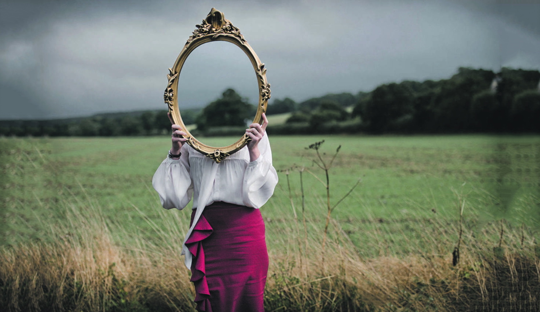 The mirror. Отражение в зеркале. Девушка в зеркале. Фотосессия с зеркалом в поле. Отражение человека в зеркале.