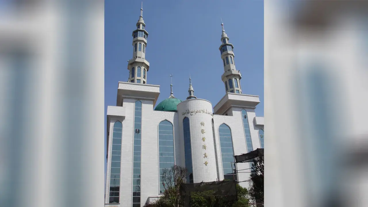 Тысячи мусульман из числа этнических меньшинств бросают вызов китайским властям в защиту мечети