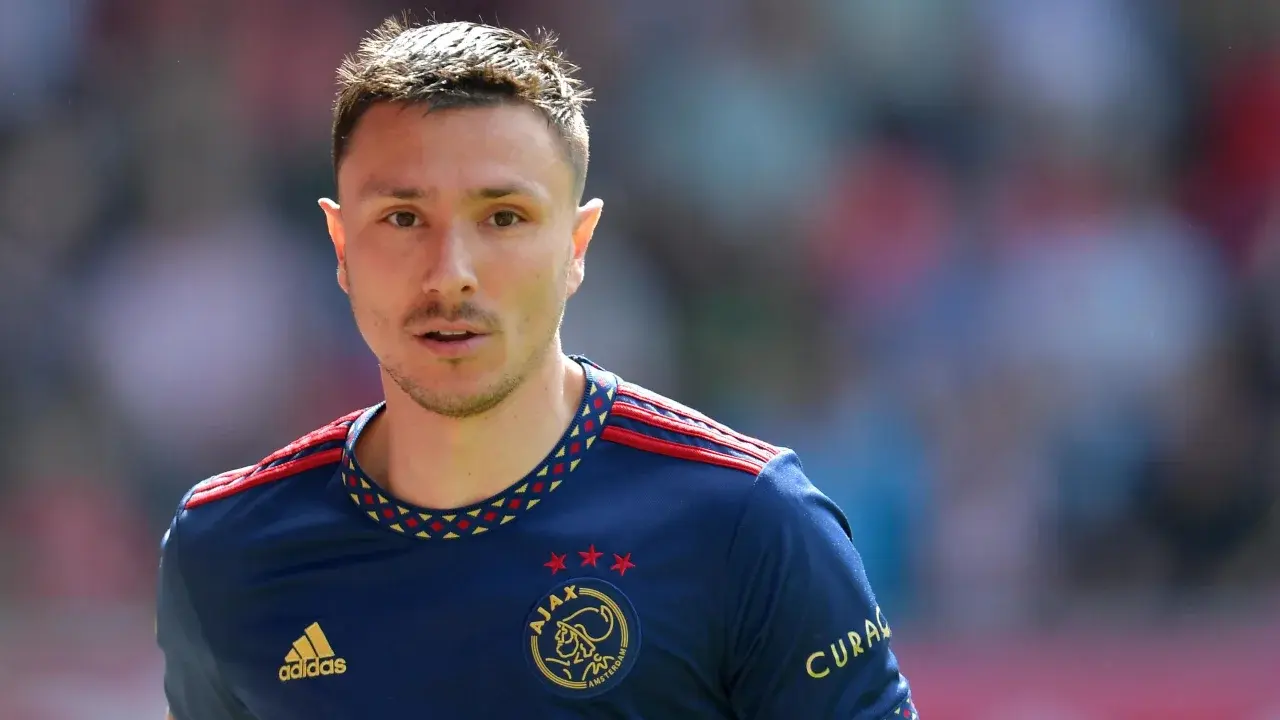 Полузащитник "Аякса" Стивен Бергхюис сожалеет, что набросился на болельщика