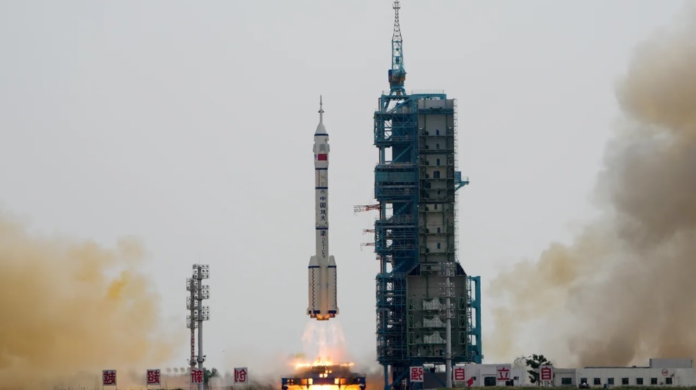 Китай отправляет первого гражданского астронавта в космос после взрыва "Шэньчжоу-16"