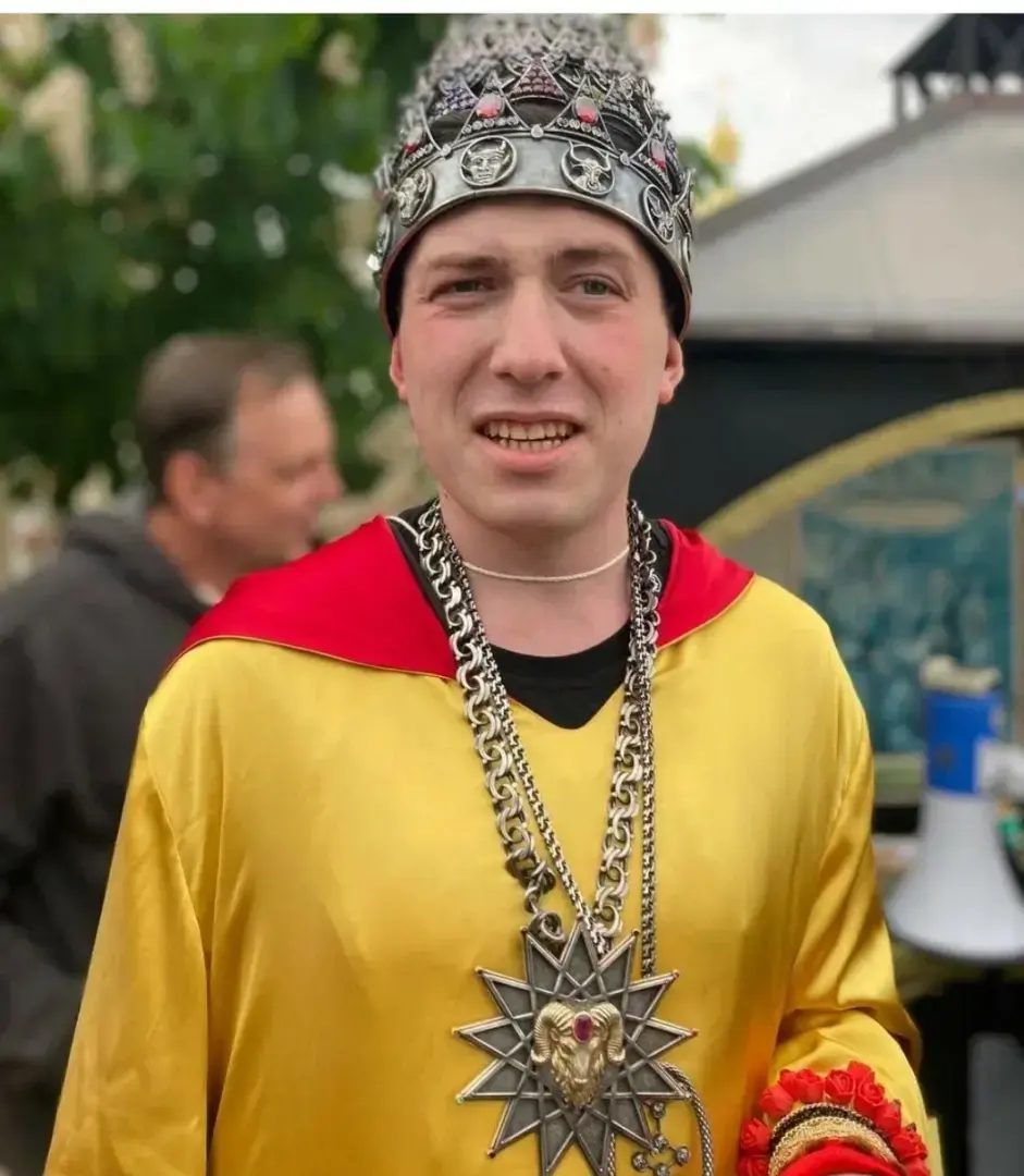 Беснующиеся у храма там и здесь