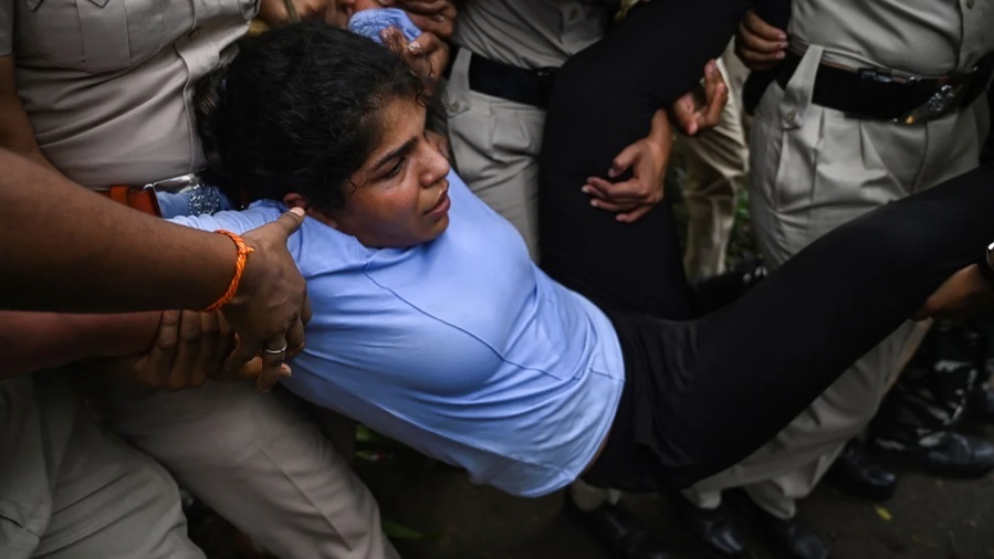 Лучшие женщины-борцы Индии были задержаны в марте, когда Моди открывал новый парламент.