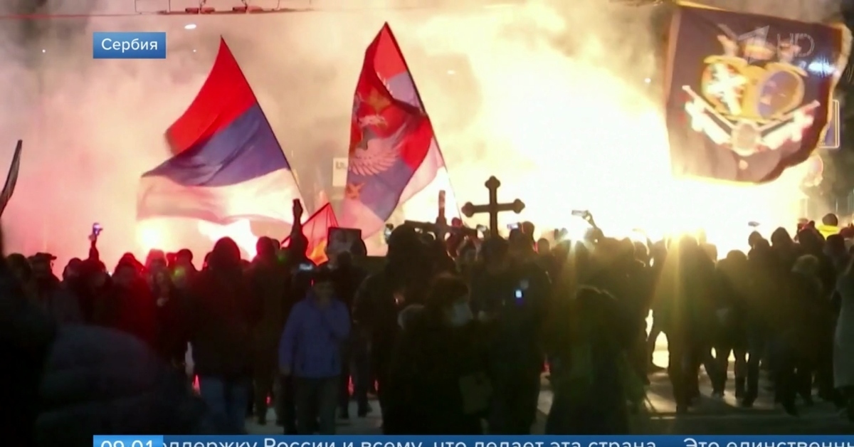 В Косово многотысячная мирная демонстрация сербов прошла перед мэрией Звечана