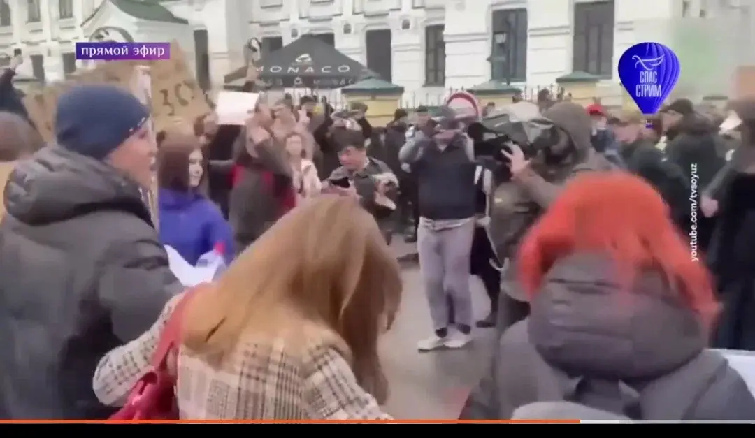 Беснующиеся у храма там и здесь