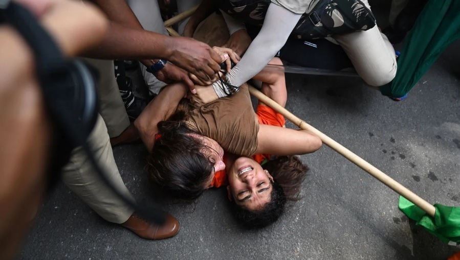 Лучшие женщины-борцы Индии были задержаны в марте, когда Моди открывал новый парламент.