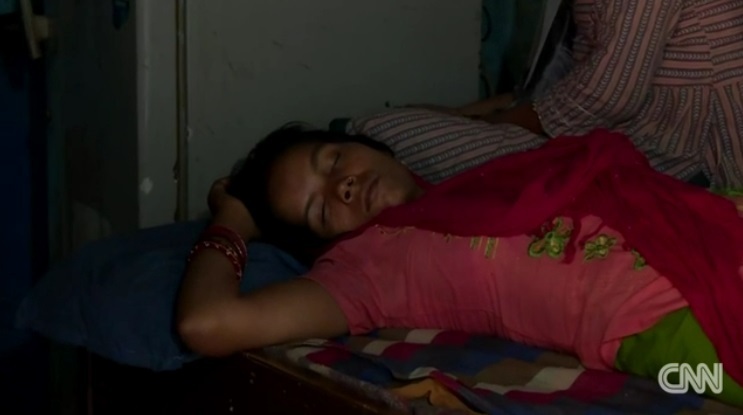 Девочку-подростка в Индии зарезали на публике.