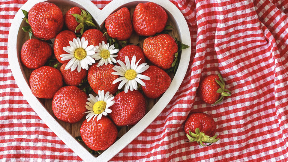 Клубника: польза и вред, калорийность и правила хранения. Как правильно выбрать вкусную клубнику? Опрос