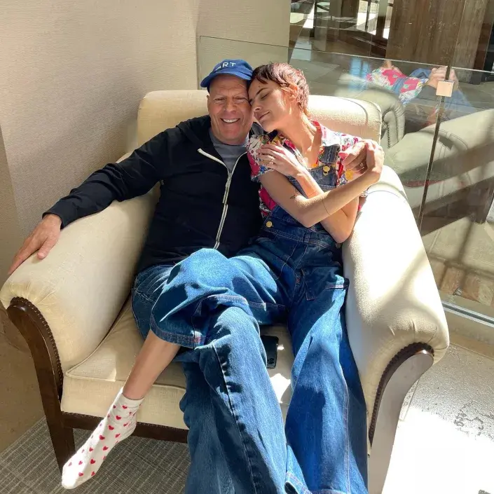 Семья Брюса Уиллиса пропустила эти ранние признаки его слабоумия, говорит дочь