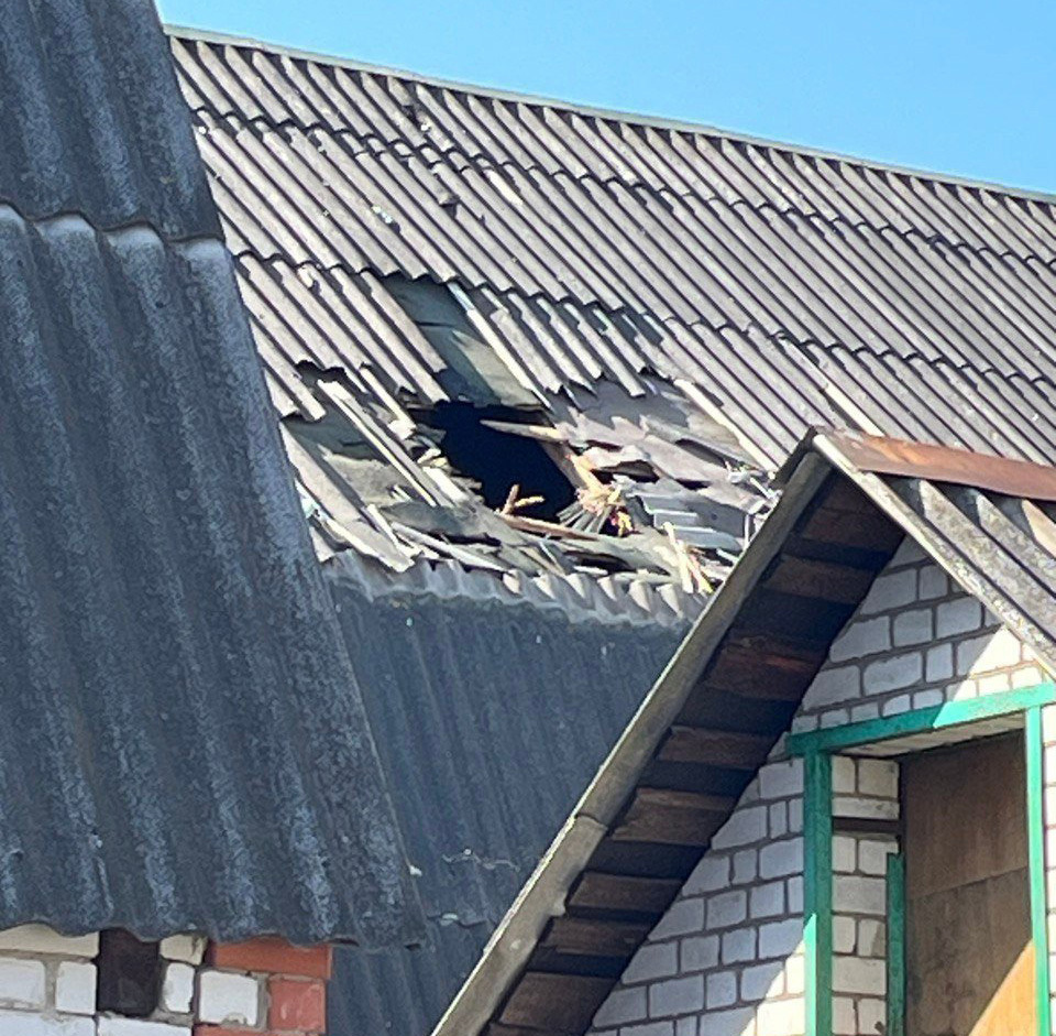 Атака дронов повредила здания, но обошлось без жертв, заявил российский чиновник.