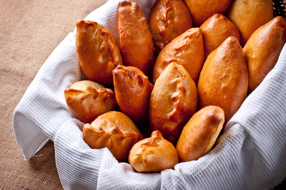 Традиционные блюда: Русская кухня, Пельмени, Щи из квашеной капусты, Блины, Пирожки, Окрошка, Уха. А какие блюда Русской кухни любите Вы? Опрос