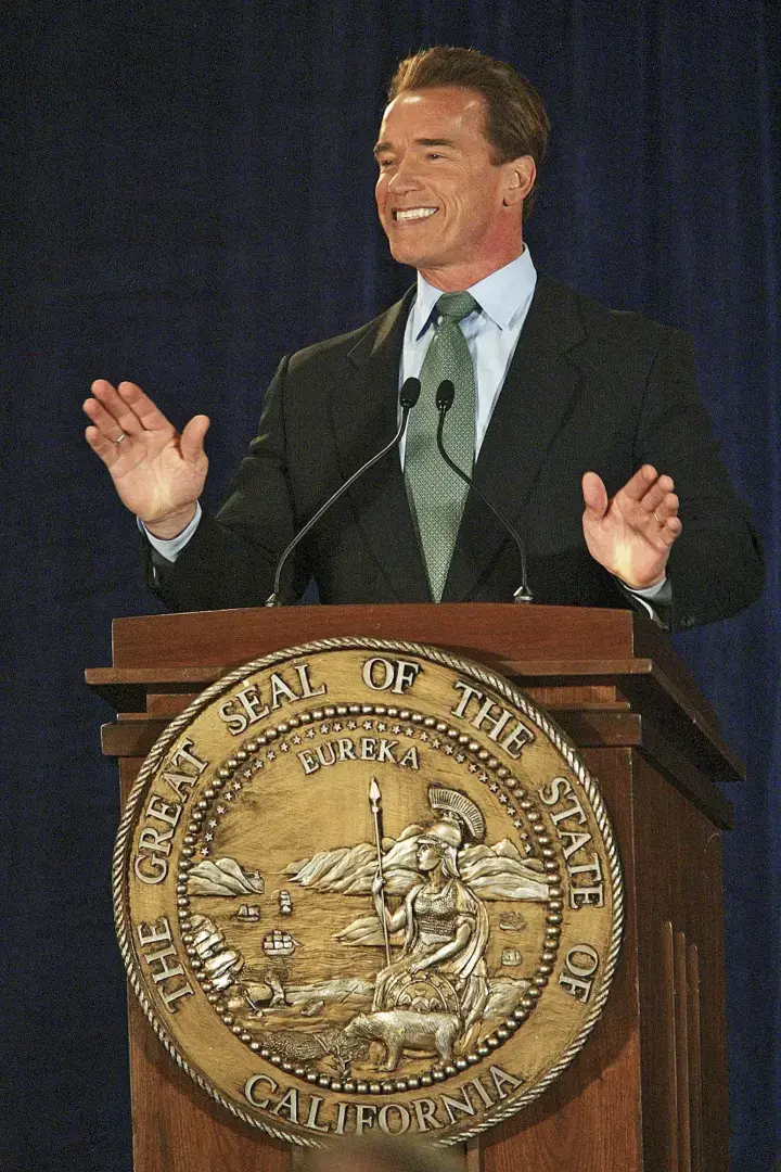 Арнольд Шварценеггер сквозь годы: Профессиональный бодибилдер, суперзвезда боевиков, губернатор Калифорнии и многое другое.