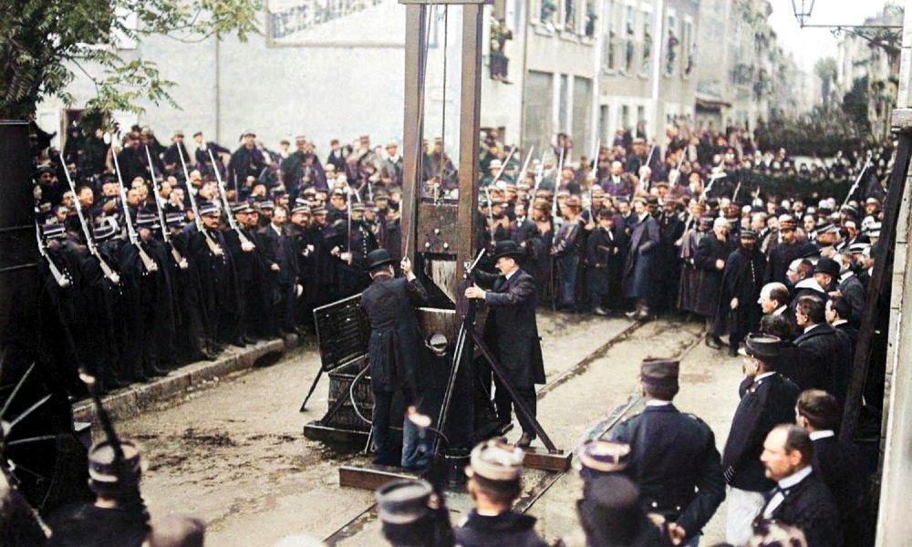 Фантастический рассказ "Премьер-министра обезглавили на площади"