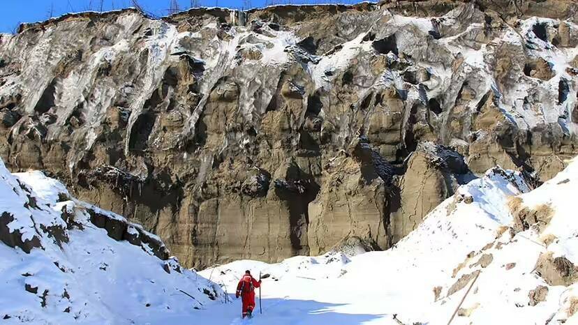 🕳️ Сибирский кратер "Батагайка" продолжает расти, и это нехорошо. Батагайский кратер или «двери в ад»