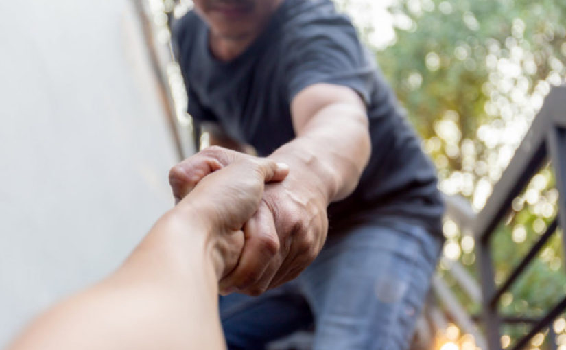 Мужество и героизм в действии: история юноши, спасшего жизни и потушившего пожар на окраине города.