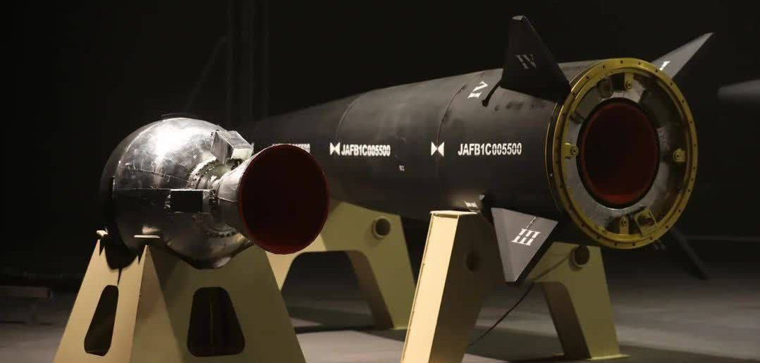 Сегодня Иран представил новую гиперзвуковую баллистическую ракету собственного производства