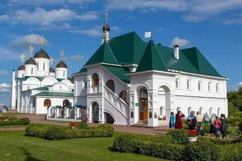 Вера в России не угасла.