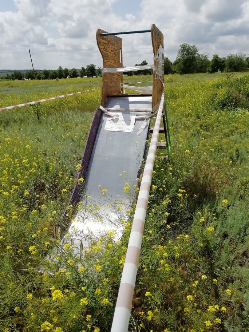 Начало лето, а детская площадка все так же в аварийном состоянии.