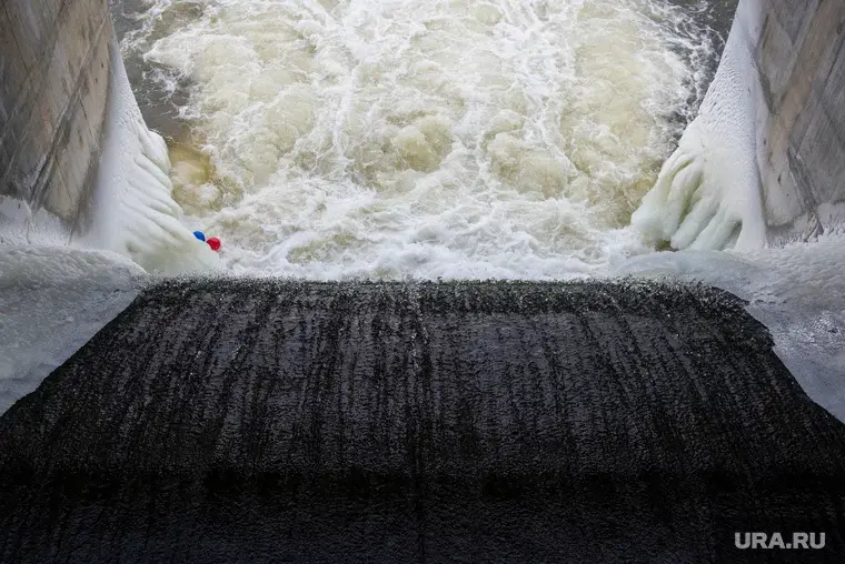 Разрушена плотина Каховской ГЭС, началось затопление