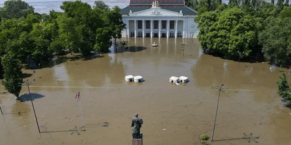 Власти Ново Каховки подтверждают, что уровень воды в затопленных районах немного снизился.