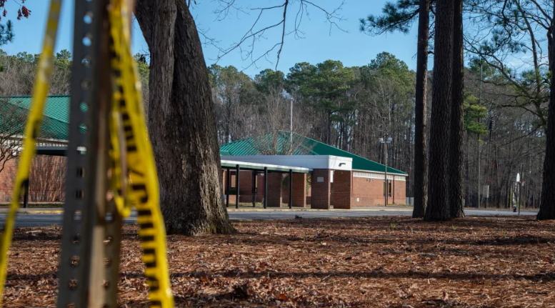 Мать 6-летнего ребенка, застрелившего учительницу, признает себя виновной по федеральным обвинениям в уголовном преступлении