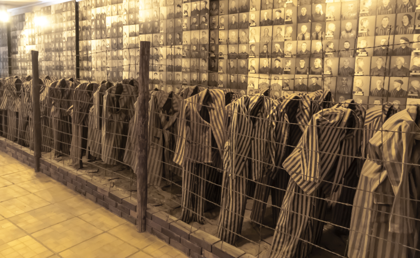 Ларек с мороженым напротив входа в Аушвиц: Цинизм или забвение?