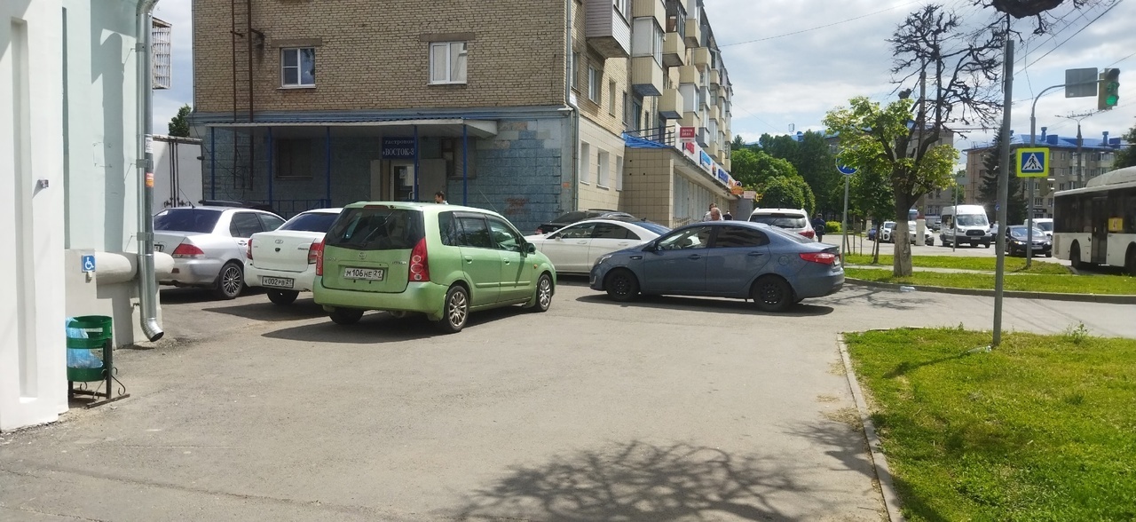 В Чебоксарах возле магазина "Восток" устроили парковку автолюбители. Легально ли?