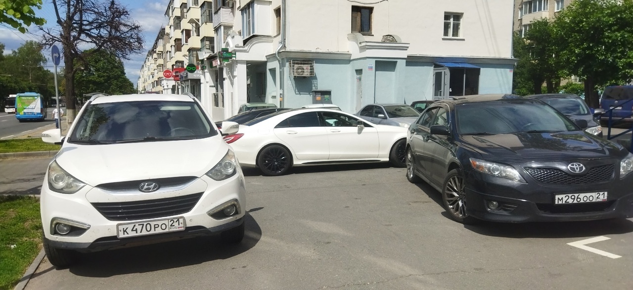 В Чебоксарах возле магазина "Восток" устроили парковку автолюбители. Легально ли?