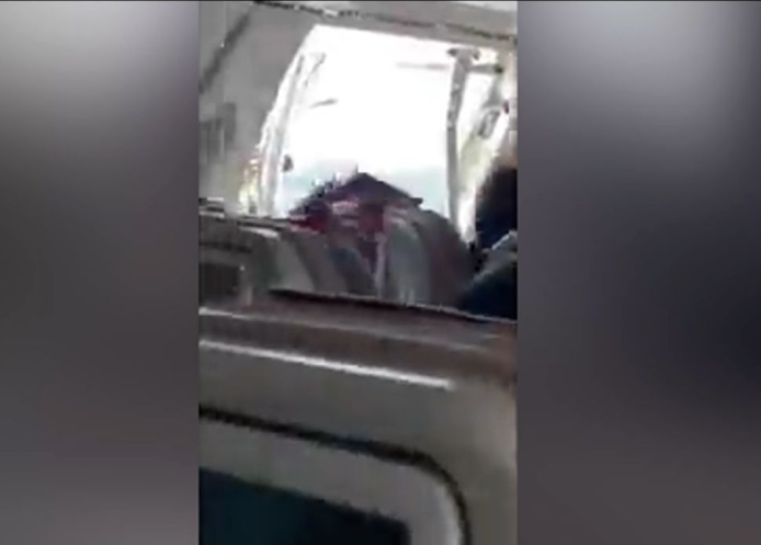 «Я задавался вопросом, что я сделал не так в жизни», — говорит мужчина рядом с пассажиром, который открыл дверь самолета во время полета.