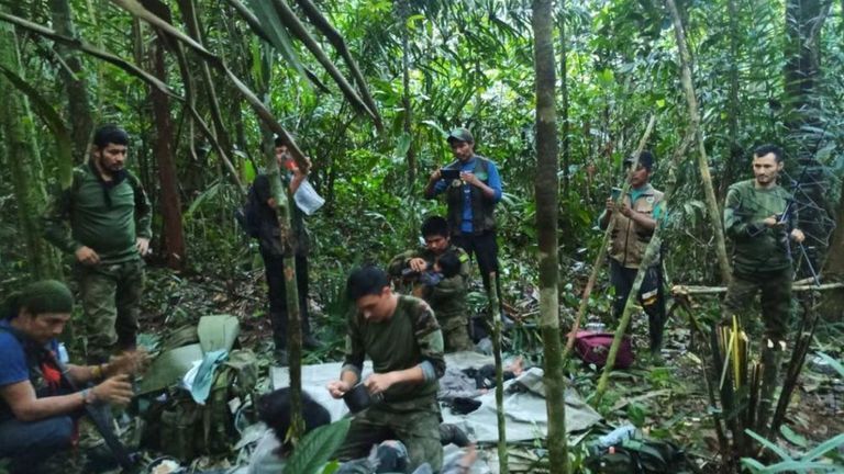 Собаки-ищейки и недоеденные фрукты: Как нашли детей, потерявшихся в колумбийских джунглях после крушения самолета